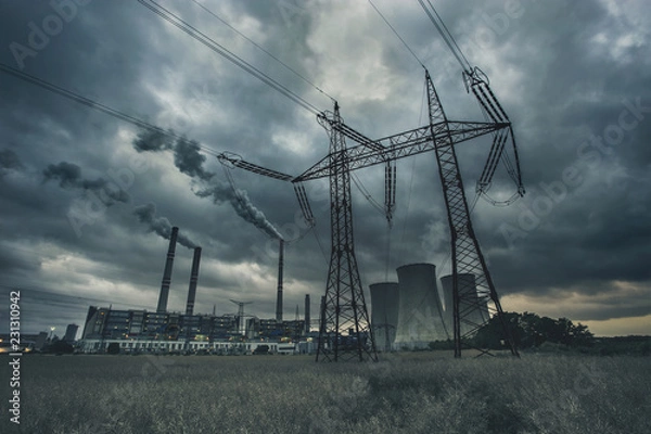 Obraz Elektrownia „Pocerady” z linią wysokiego napięcia, pylonem, kominami i wieżami chłodniczymi z dramatycznymi chmurami wieczorem