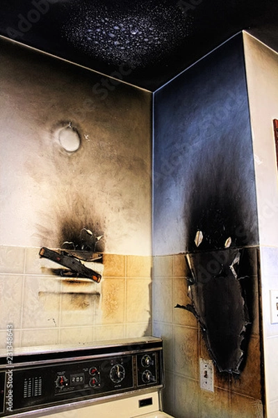 Fototapeta Uszkodzone ściany po pożarze w kuchni