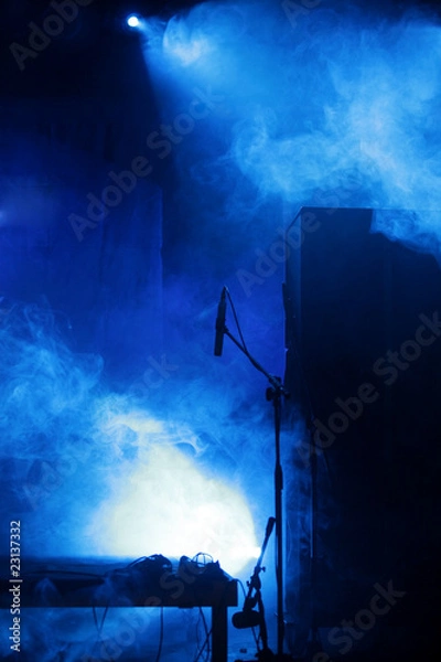 Obraz Mikrofon auf leerer Bühne