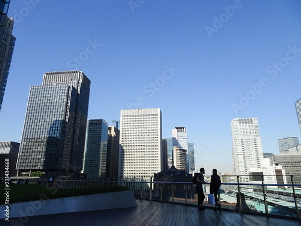 Fototapeta 青空と高層ビル群と観光客