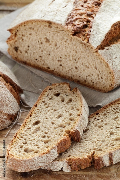 Obraz Krustenbrot auf einem Holztisch 