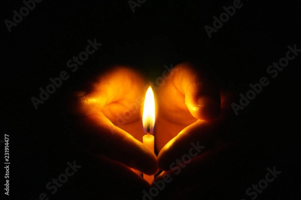 Fototapeta Ręka, która chroni świece w ciemności