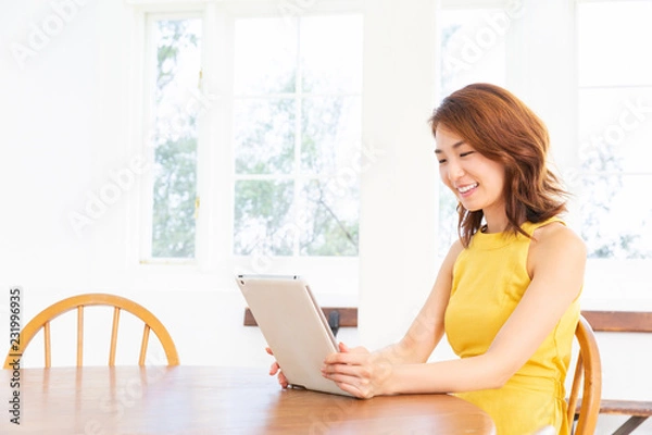 Fototapeta ラップトップコンピューターを見る女性