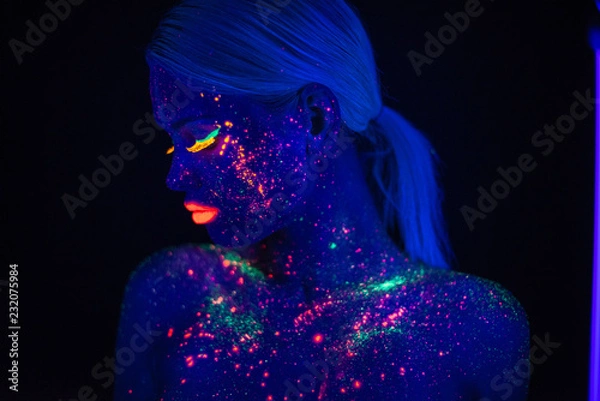 Obraz Portret pięknej mody kobiety w neonowym świetle. Model Girl z fluorescencyjnym twórczym makijażem psychodelicznym, projekt sztuki modelu tancerza disco w UV, kolorowy abstrakcyjny makijaż