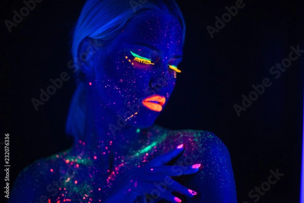 Obraz Portret pięknej mody kobiety w neonowym świetle. Model Girl z fluorescencyjnym twórczym makijażem psychodelicznym, projekt sztuki modelu tancerza disco w UV, kolorowy abstrakcyjny makijaż