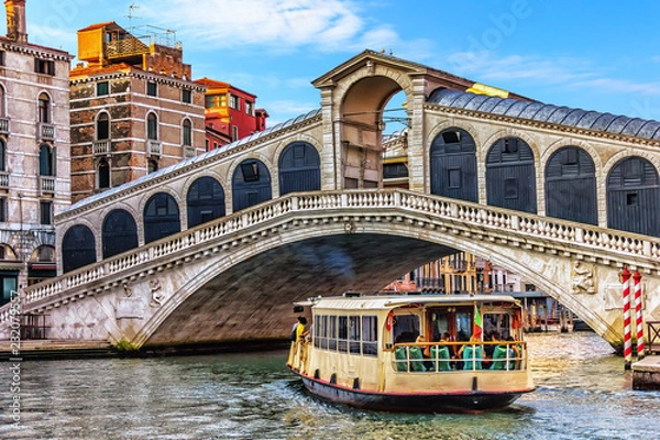 Fototapeta Most Rialto i vaporetto w Wenecji, Włochy