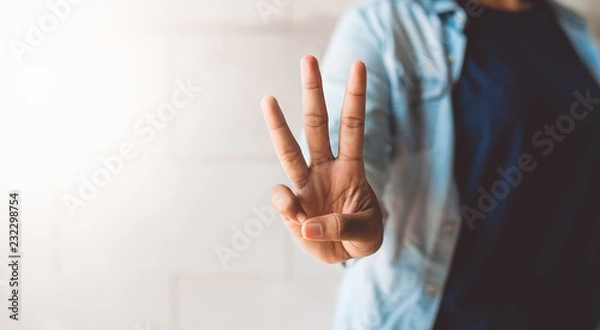 Fototapeta pokazując trzy palce