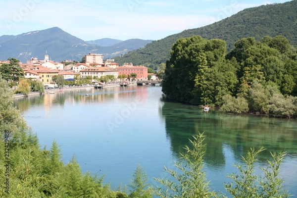 Obraz Ansa del fiume e borgo