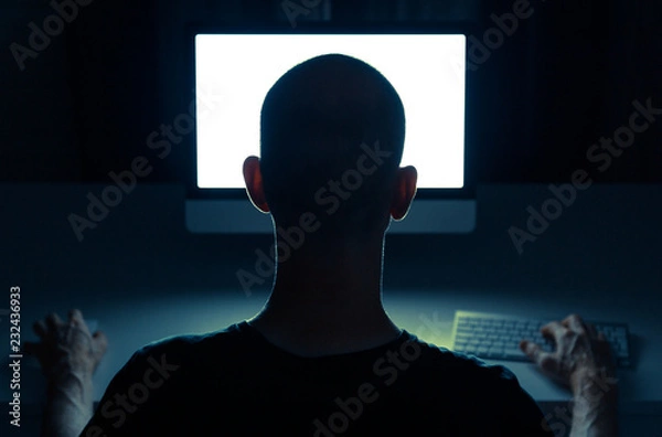 Fototapeta Mężczyzna uwodzenie w Internecie z komputera stacjonarnego.