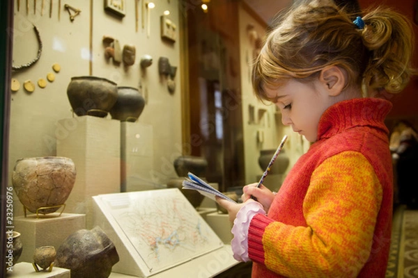 Obraz Mała dziewczynka pisze do pisma w Excursion in Museum