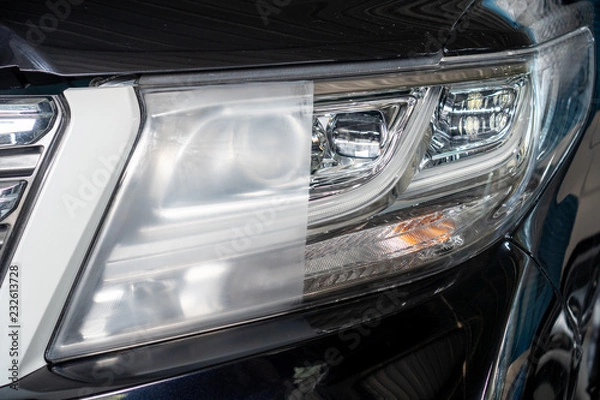 Obraz Reflektory samochodowe z automatem buforowym na stacji paliw - seria obrazów CAR CARE.