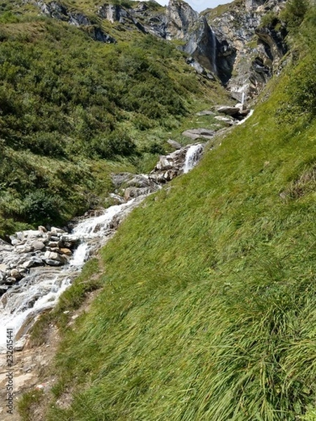 Fototapeta Bach durch Berge