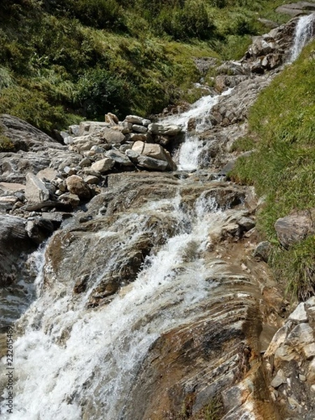 Fototapeta Bach durch Berge 2