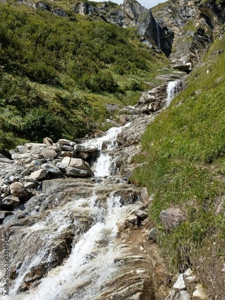 Fototapeta Bach durch Berge 3