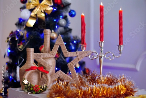 Obraz Рождественские украшения и подсвечник с свечами на столе. Украшение для елке. С новым годом! Счастливого Рождества! 
