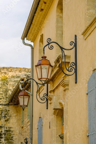 Fototapeta Façade  d’ancien maison avec des lanternes en Provence, France. Photo verticale.