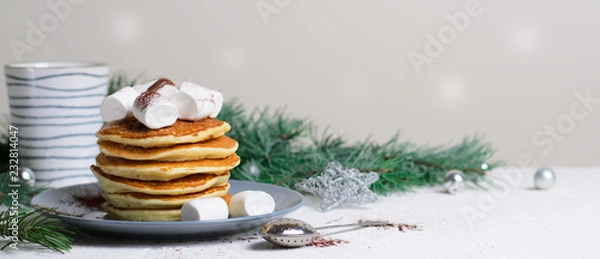 Fototapeta Naleśniki z prawoślazem na tle zimowego, świąteczny deser