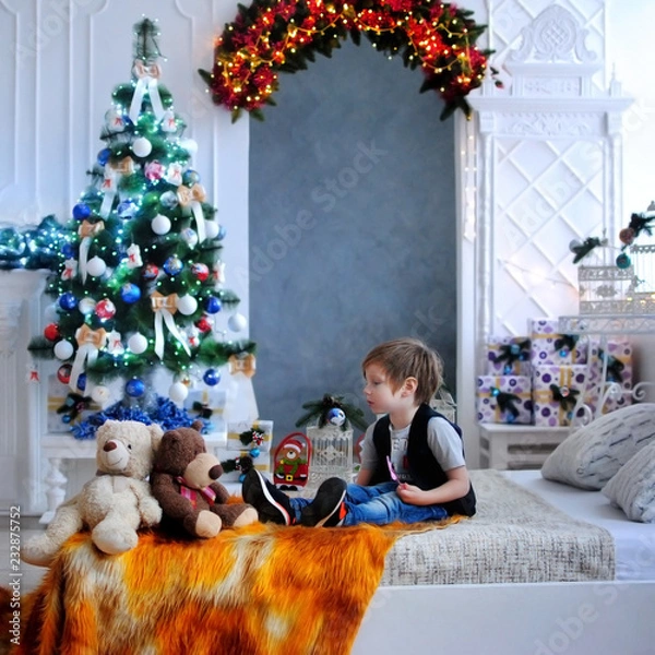 Obraz Ребенок ждет чуда в Новый год. С новым годом! Счастливого Рождества! Новогодняя елка с рождественскими игрушками. Мальчик с игрушками.
