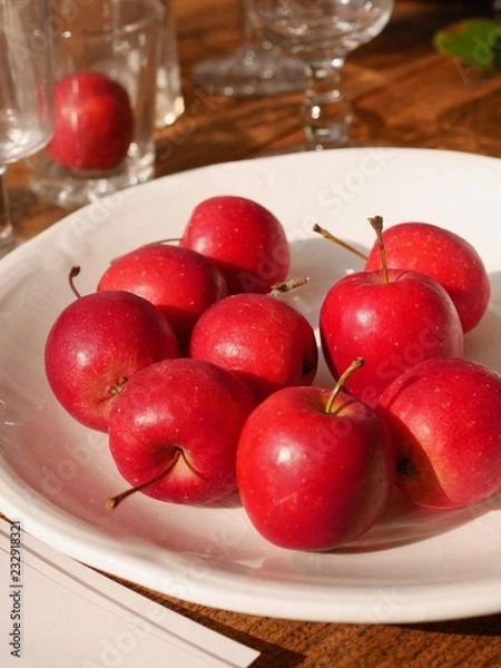 Fototapeta お皿に乗った林檎
