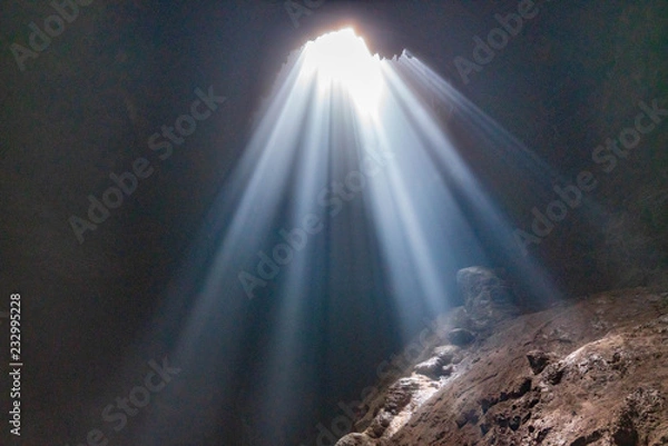 Fototapeta 洞窟に差し込む光