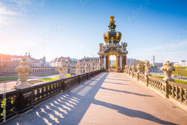 Fototapeta Ładny obraz kompleksu muzealnego Der Zwinger zbudowanego w stylu barokowym.