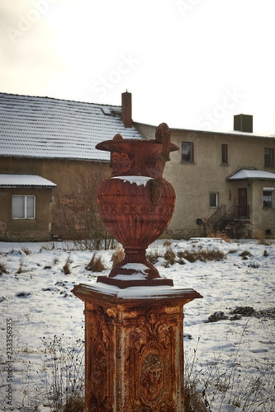 Obraz Rostige Amphore auf Sockel