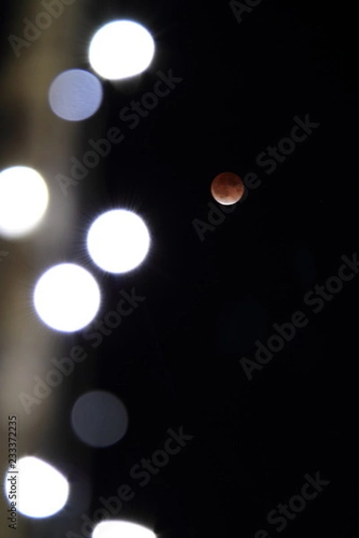 Obraz 皆既月食とイルミネーション