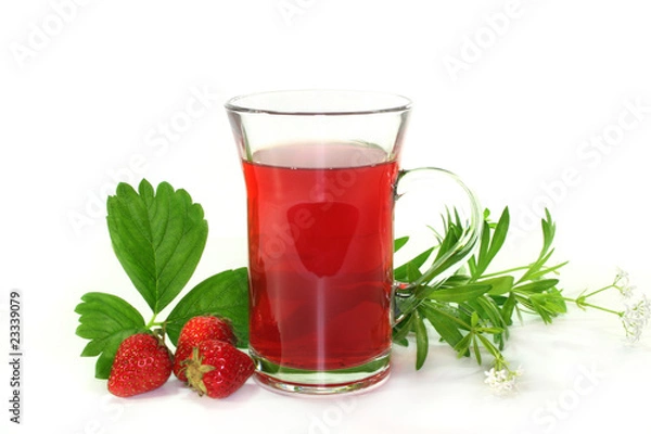 Fototapeta Erdbeer-Waldmeister-Tee