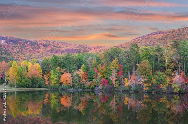 Fototapeta Spadek liści odbity w jeziorze w Cheaha State Park, Alabama