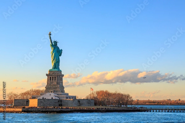 Fototapeta Pozioma Statua Wolności podczas zachodu słońca w Nowym Jorku, NY, USA