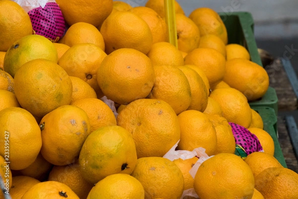 Fototapeta Sultaninen auf einem Wiener Wochenmarkt