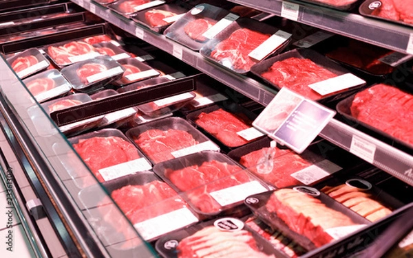 Fototapeta Zaprezentuj produkty mięsne w supermarkecie
