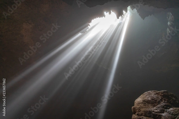 Obraz 光の差し込む洞窟