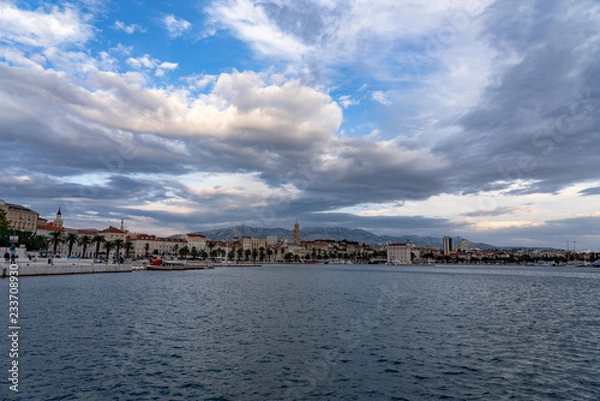 Obraz cloudy view of split