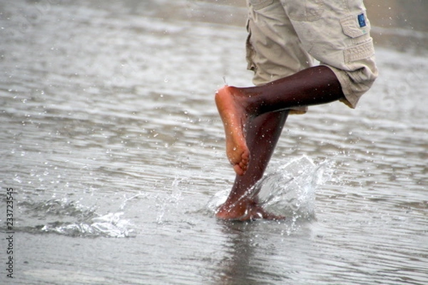 Obraz kleine Füße - viel Wasser