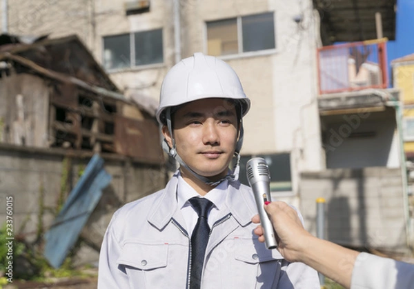 Fototapeta インタビューを受けるビジネスマン・ヘルメット