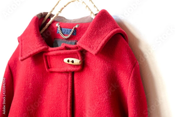 Fototapeta 白バックに赤いダッフルコートの上半身　肩や胸元