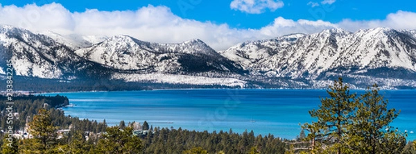 Obraz Panoramiczny widok na jezioro Tahoe w słoneczny, pogodny dzień; w tle zaśnieżone góry Sierra; wiecznie zielone lasy na pierwszym planie