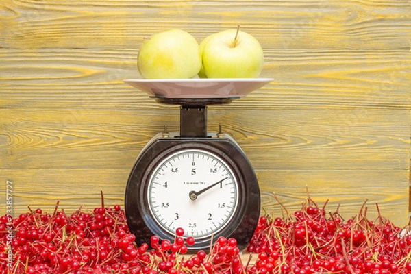 Obraz Тарелка с яблоками на механических весах.