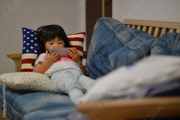 Fototapeta 子供とスマホ