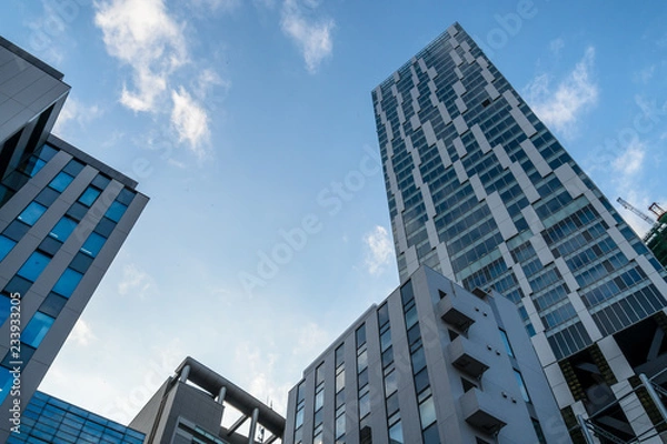 Obraz 東京渋谷　下から見上げるビル郡と青空１