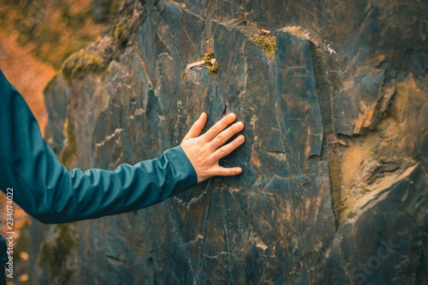 Obraz woman touching stone wall