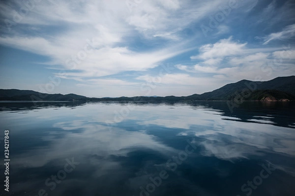 Fototapeta 海に反射する空