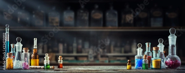 Obraz Roczników leki w małych butelkach na drewnianym biurku. Stary medyczny, chemii i apteki historii pojęcia tło. Styl retro.