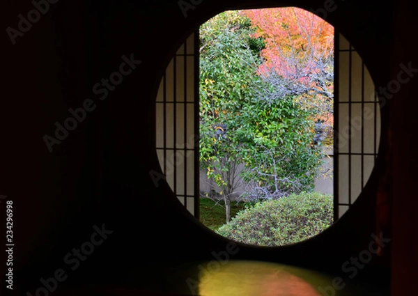 Fototapeta 和室の丸窓から眺める紅葉