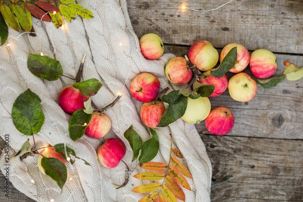 Obraz apples on a wooden background in the autumn street, lights