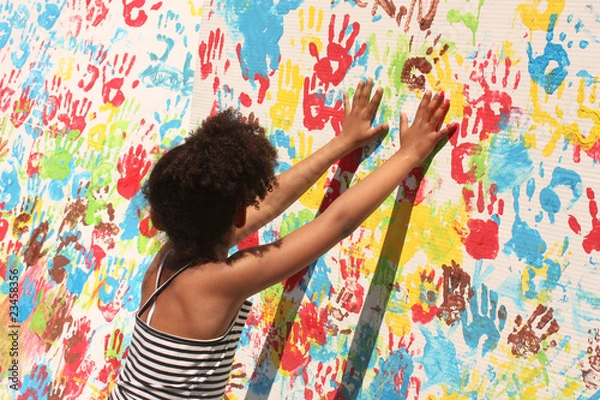 Obraz Dziewczyna bawi się farbą