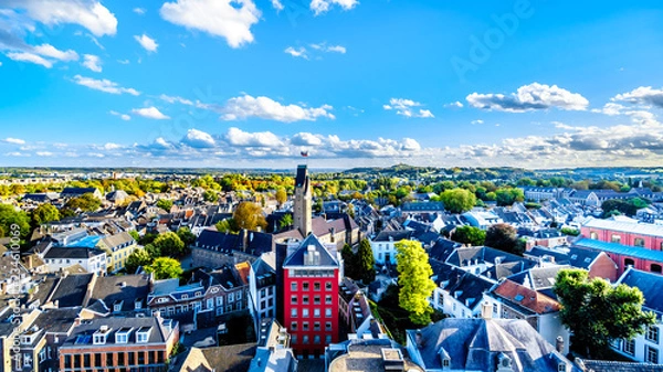 Fototapeta Widok z lotu ptaka na historyczne miasto Maastricht w Holandii widziane z wieży Sint Janskerk (kościoła św. Jana), która znajduje się na placu Vrijthof w centrum miasta