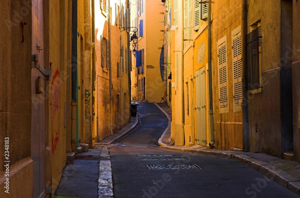 Fototapeta bend streets in the old port part of marseille