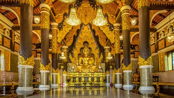 Obraz Złoty Budda we wspaniałym kościele w Wat Prathat Doi Prachan, Lampang, Tajlandia 18 listopada 2018 r